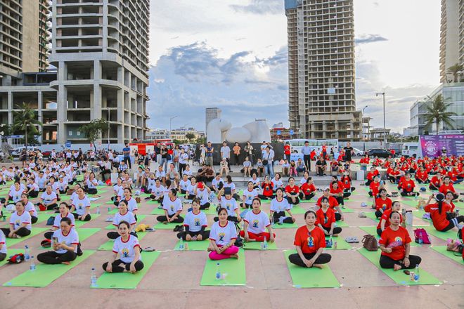 超过1500人表演2024年岘港国际瑜伽(图6)